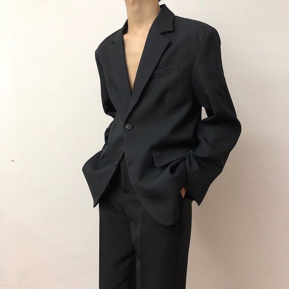 H120Effortlessly Stylish Black Single Outfit - Casual Layered Look for Everyday Fashion