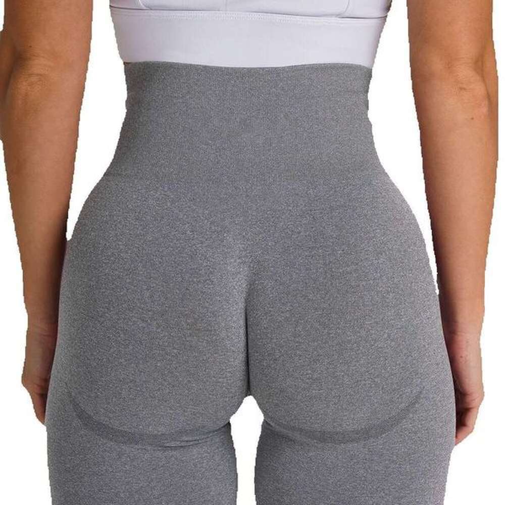 seamless suit fitting hip lifting yoga pants sexy and revealing