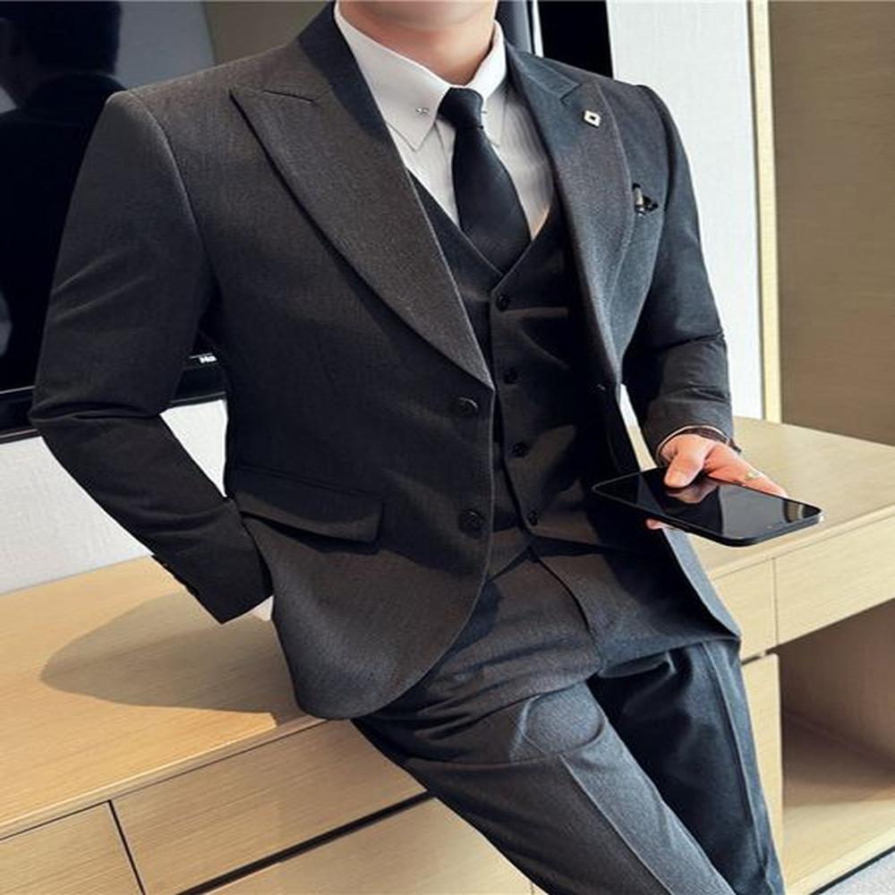 X124Sophisticated Men's Tailored Suits Collection Full Business Dress Ensemble Featuring Peaked Lapels for Bigger Figures